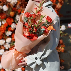 Букет "На закате дня" из гладиолусов, калл, гиперикума и диантусов в Орехово-Зуево