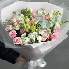 Букет "Особый случай " из ароматных маттиол, фрезий и кустовых роз в Орехово-Зуево