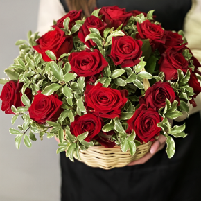 Композиция в корзине "Евгения" из 25 роз и питаспорума в Орехово-Зуево