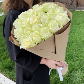 Букет из 25 белых роз в крафте (70 см) в Орехово-Зуево