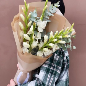 Букет из 5 белых гладиолусов и эвкалипта в Орехово-Зуево