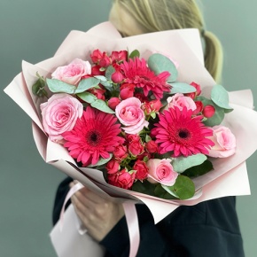 Букет "Маджента" из микса роз, гербер и эвкалипта в Орехово-Зуево