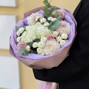 Букет "Динь" из георгин, хризантем сантини, эвкалипта, роз и гортензии в Орехово-Зуево