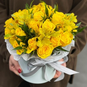 Композиция в шляпной коробке "Розиль" из альстромерий и роз в Орехово-Зуево