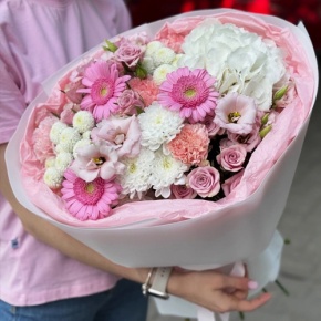 Букет "Розовые облака" из хризантемы, кустовых роз, диантусов, гортензии и эустом в Орехово-Зуево