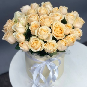 Композиция в шляпной коробке из 35 кремовых кенийских роз в Орехово-Зуево