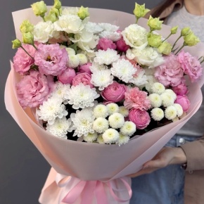 Букет "Задыхаюсь от нежности" из хризантемы, кустовых пионовидных роз, диантусов и эустом в Орехово-Зуево