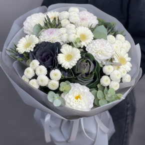 Букет "Белоснежная нежность" из георгин, брассики, хризантем Ньютон, эрингиума и гербер в Орехово-Зуево