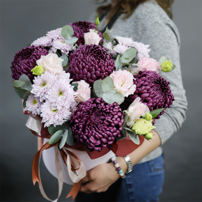 Композиция в шляпной коробке "Наденька" из хризантем Бигоуди, эустом и эвкалипта в Орехово-Зуево