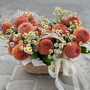 Композиция в сумке "Персиковый чиз" из георгин и ромашек в Орехово-Зуево