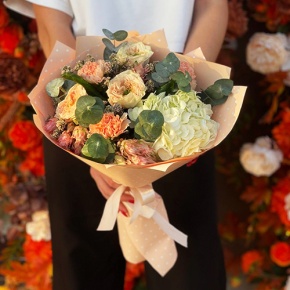 Букет "Сливочный крем" из гортензии, пионовидных роз, диантусов и серрурии в Орехово-Зуево