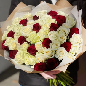 Букет 51 белая и красная роза (50 см) в Орехово-Зуево