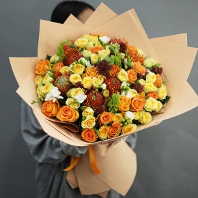 Букет "Осенние грёзы" из лейко, роз, фрезий, скиммии, молюцеллы и лейко в Орехово-Зуево