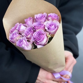 Букет из 11 лиловых роз в крафте (40 см) в Орехово-Зуево