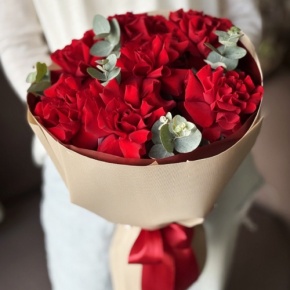 Букет "Красная пантера" из 7 роз Эквадор и эвкалипта в Орехово-Зуево