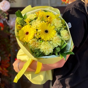 Букет "Солнечная пора" из гербер, альстромерий, скиммии и диантусов в Орехово-Зуево