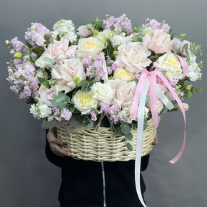 Композиция в корзине из роз Эквадор и ароматных маттиол в Орехово-Зуево