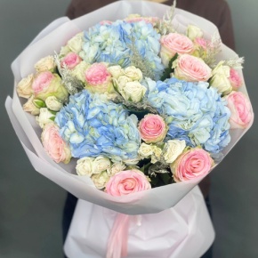 Букет "Легкий ветерок" из роз, конифера и гортензий в Орехово-Зуево