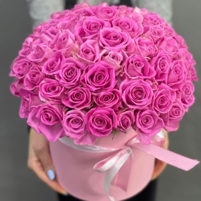 Композиция в шляпной коробке из 71 кенийской розы в Орехово-Зуево