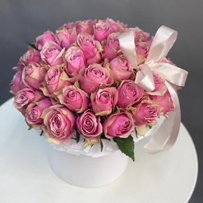 Композиция в шляпной коробке из 43 роз в Орехово-Зуево