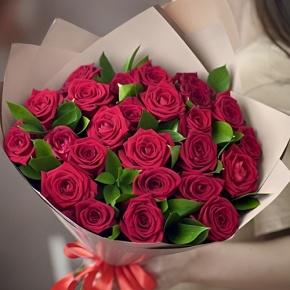 Букет из 25 красных роз и рускуса (50 см) в Орехово-Зуево