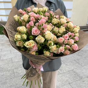 Букет из 19 кустовых роз в крафте (60 см) в Орехово-Зуево