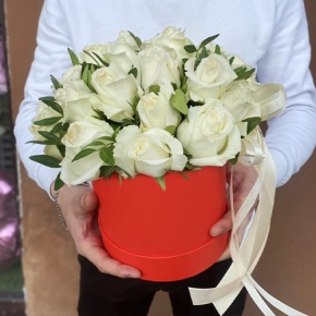 Композиция в шляпной коробке из 25 белых роз в Орехово-Зуево
