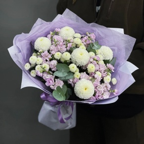 Букет "Ванила" из хризантем сантини, Момоко, эвкалипта и ароматных маттиол в Орехово-Зуево