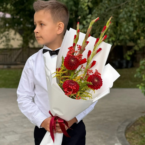 Букет на 1 сентября с красными гладиолусами, георгинами и калиной в Орехово-Зуево