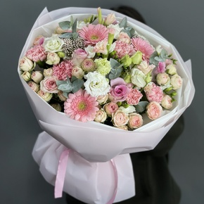 Букет "Я с тобой" из роз, эвкалипта, гербер, ароматных фрезий, озатамнуса, эустом и диантусов в Орехово-Зуево