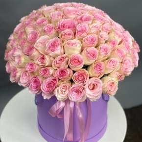 Композиция в шляпной коробке из 151 розы кения в Орехово-Зуево