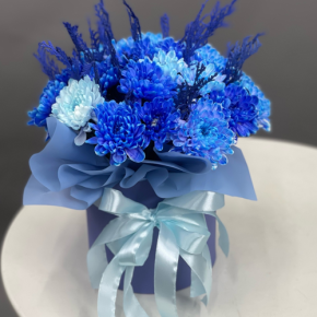 Композиция в шляпной коробке "Магия синего" из хризантем и конифера в Орехово-Зуево