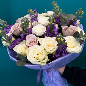 Букет "Фиолетовый мусс" из роз и ароматных маттиол в Орехово-Зуево