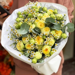 Букет "Иветта" из лимонных пионовидных кустовых роз и ромашек в Орехово-Зуево