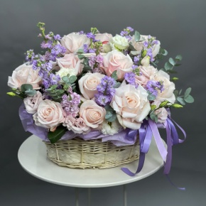 Композиция в корзине из французских роз и ароматных маттиол в Орехово-Зуево