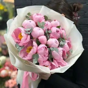 Букет из 15 лососевых пионов с эвкалиптом в Орехово-Зуево