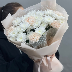 Букет из хризантем и диантусов пудра в Орехово-Зуево