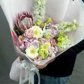 Букет "Минор" из протеи, ароматных маттиол, эустом, гербер и дельфиниума в Орехово-Зуево