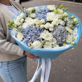 Букет "Голубые облака" из хризантемы, диантусов, Голландской гортензии, дельфиниума и эустомы в Орехово-Зуево