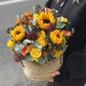 Композиция в сумке "Тональность" из подсолнухов, калл, ягод вибирнума, лимонных роз, скиммии и орхидеи в Орехово-Зуево