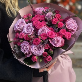 Букет "Малиновый вечер" из кустовых малиновых роз, вероники, лимониума и роз Меритим в Орехово-Зуево