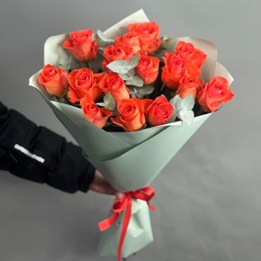 Букет из 15 морковных роз с эвкалиптом (50 см) в Орехово-Зуево