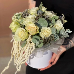 Композиция в шляпной коробке "Чудное мгновение" из 13 роз, эвкалипта, брунии и амарнтуса в Орехово-Зуево