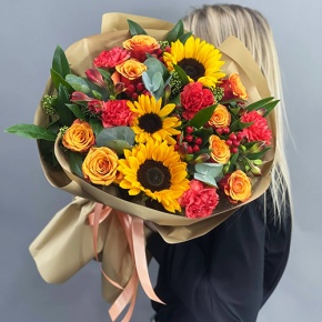 Букет "Ричи" из подсолнухов, альстромерий, гиперикума, роз, скиммии и диантусов в Орехово-Зуево