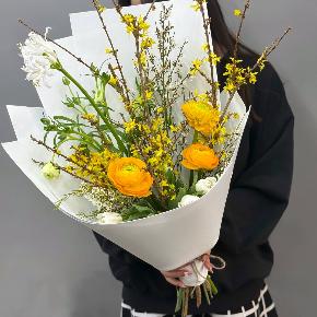 Весенний букет с желтыми ранункулюсами и цветущими ветками форзиции в Орехово-Зуево