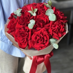 Букет "Красная пантера" из 13 роз Эквадор и эвкалипта в Орехово-Зуево