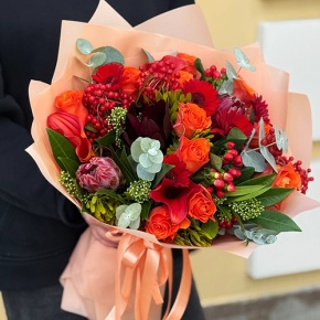 Букет "Красный закат" из калл, роз, калины, скиммии, гиперикума, сафари, гербер и капса в Орехово-Зуево