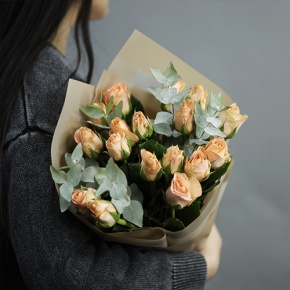 Букет "Абрикос" из 17 роз кения с эвкалиптом (40 см) в Орехово-Зуево