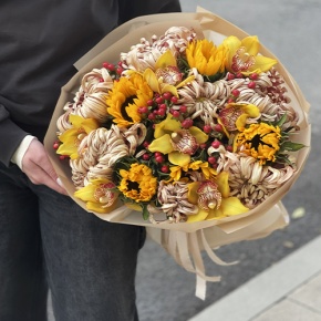 Букет "Биркин" из подсолнухов, орхидей, гиперикума, хризантем Виена в Орехово-Зуево