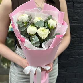 Букет-комплимент из 5 белых ранункулюсов в Орехово-Зуево